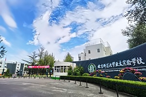 校园正门.jpg