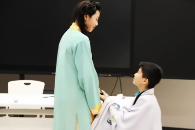 初中生演绎清明的故事.jpg