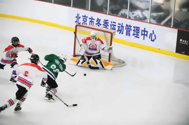北京市私立汇佳学校学生唐宇涵冰球比赛.jpg