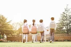 摄图网_501297346_小学生放学（企业商用）.jpg