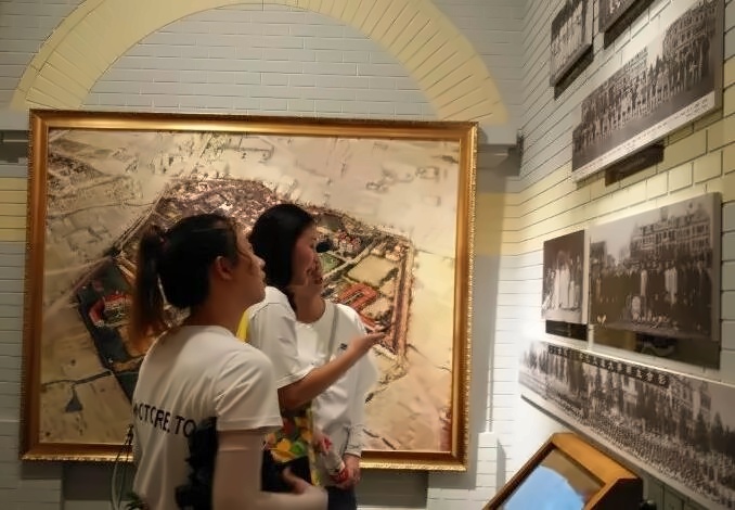 参观钱学森图书馆.jpg