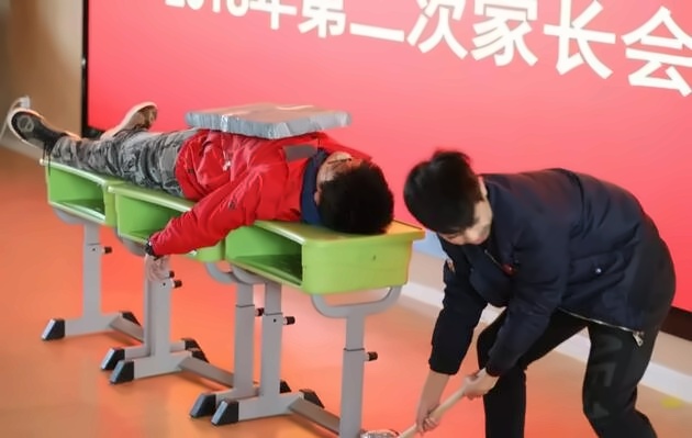 学生表演.jpg