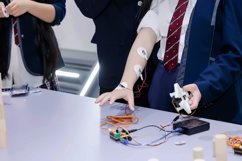 上海德英乐学院职业探索：脑机交互(BCI).jpg