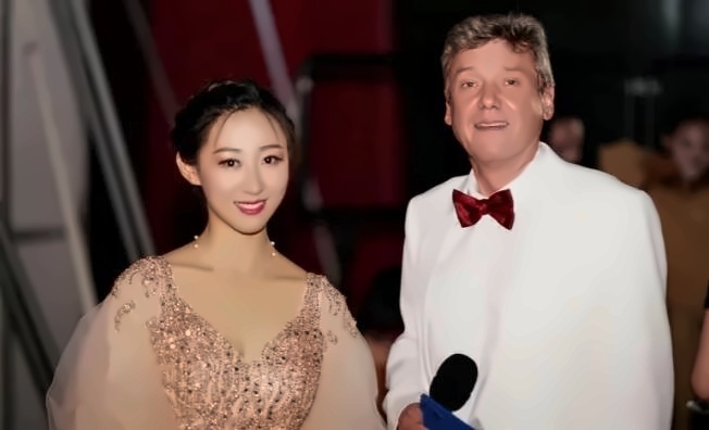 主持人Simon老师和沈老师.jpg