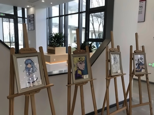 苏州科技城外国语高级中学走廊一景与学生画作