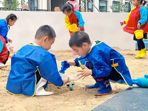 户外玩沙区搭建城堡