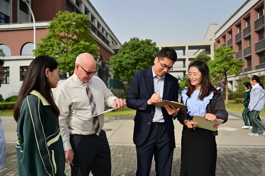 上海枫叶国际学校太极扇段位考核.jpg