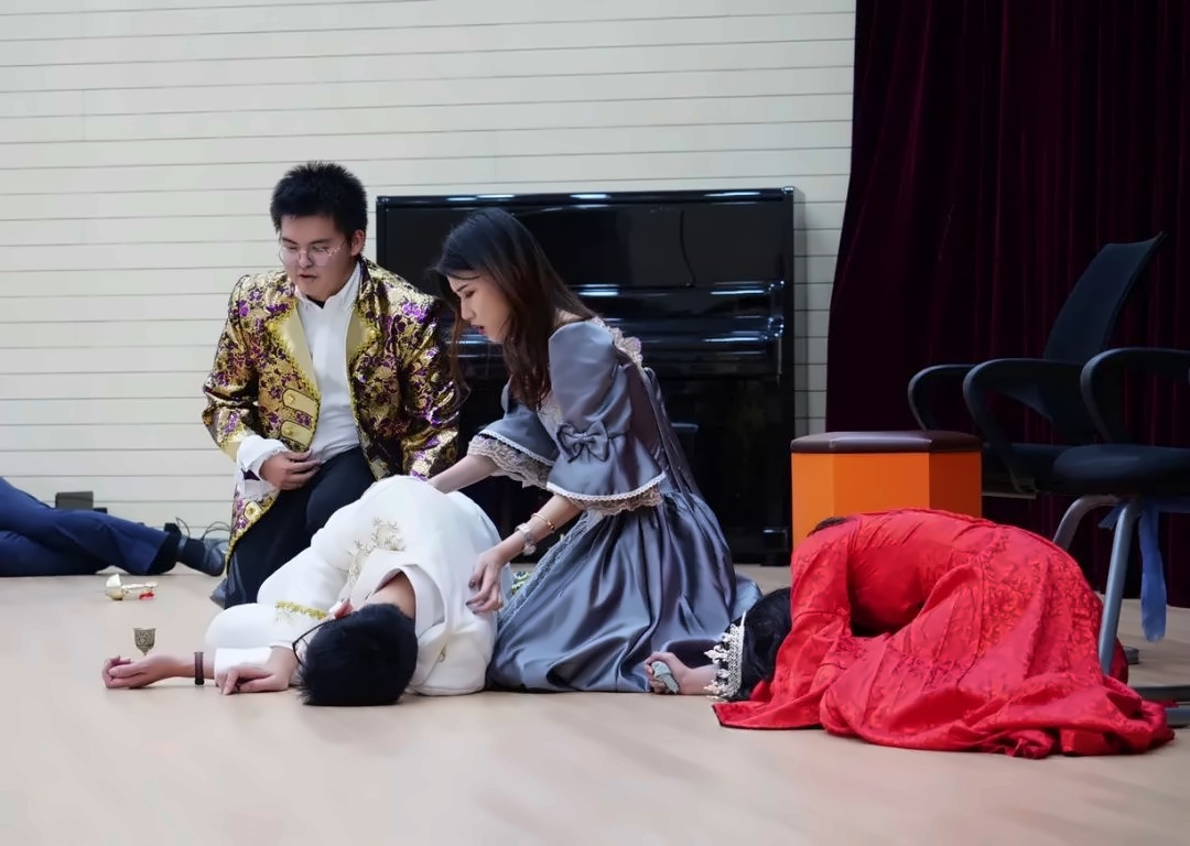 《哈姆雷特》表演.jpg