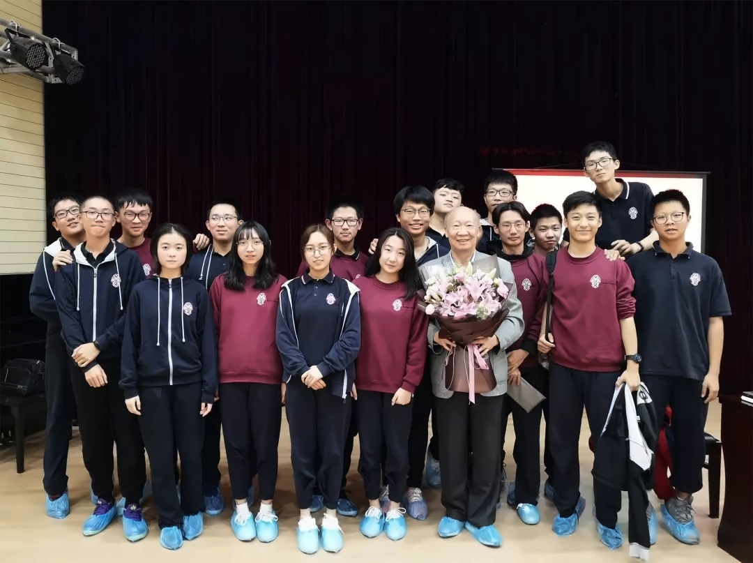 学生和左飚教授合影.jpg
