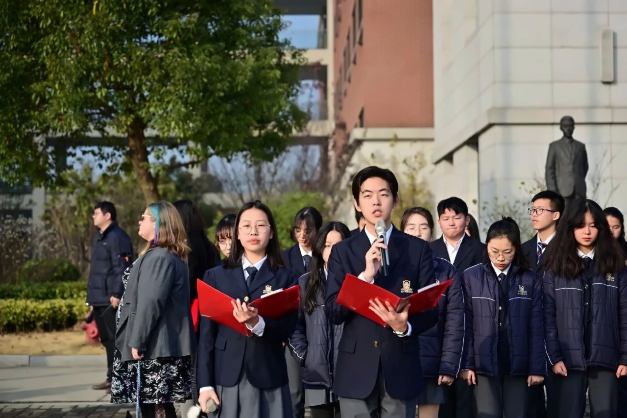 上海枫叶举行南京流浪狗基地活动表彰仪式.jpg
