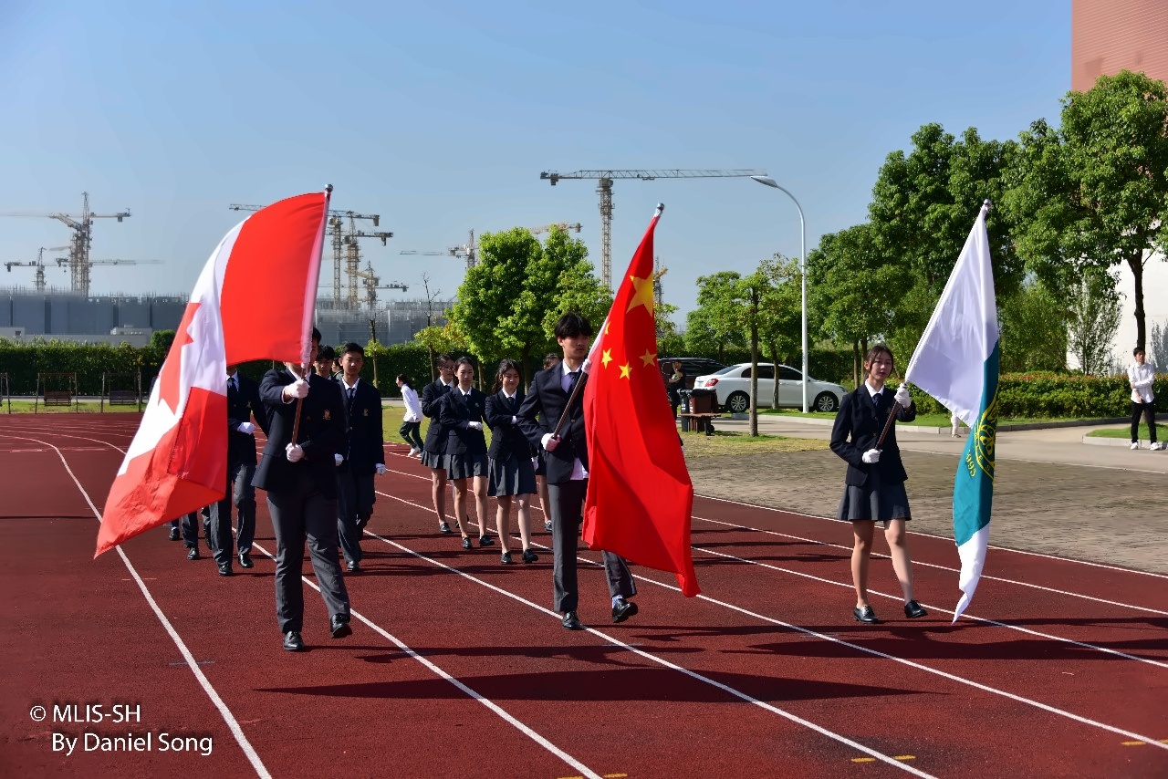 上海枫叶国际学校举行“恩来精神传承”主题升旗仪式.jpg