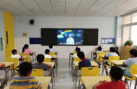 观看《开学**课》.jpg