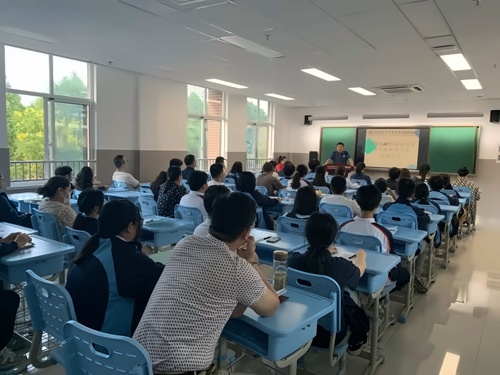 全体家长与学生认真听讲