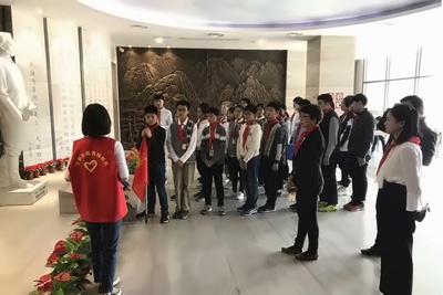 学生们正在参观陈列室
