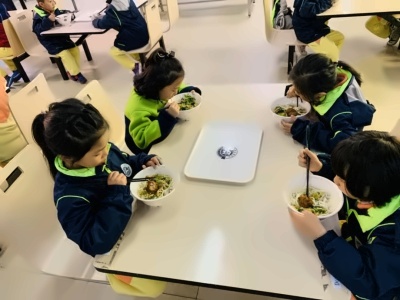 句容碧桂园学校文明就餐篇.jpg
