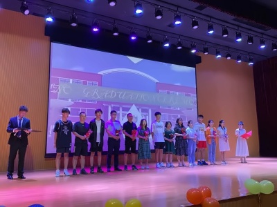 學生代表向班主任老師獻花.jpg