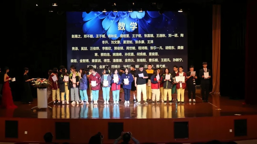 句容碧桂园融合课程高中部2019-2020年度奖学金颁奖典礼.jpg