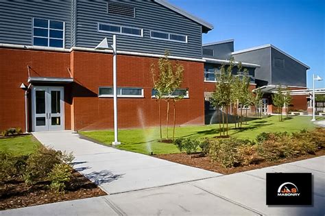 雷尼尔山高中课程设置