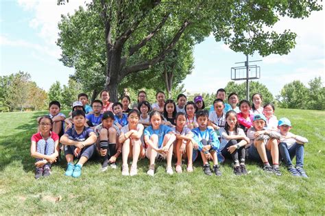 上海田家炳中学学生室内操