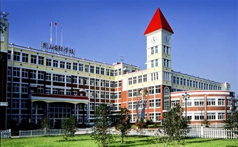 2019年上海宏润博源学校国际高中招生对象及费用多少?
