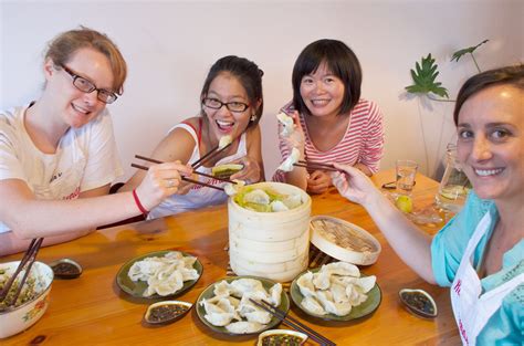 初一中美班同学参加包饺子家政课活动