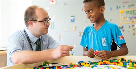 北京英国学校三里屯校区学费标准是多少?