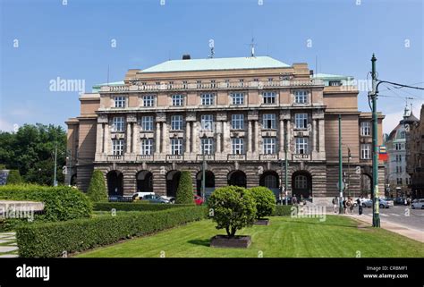 布拉格查理大学-招生简章