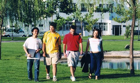 对外经济贸易大学英国雷丁大学本科留学项目2021年招生简章