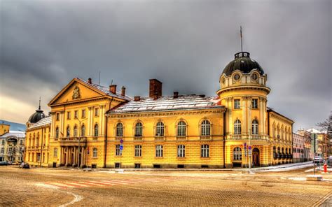 保加利亚斯维什托夫经济科学院是综合性大学