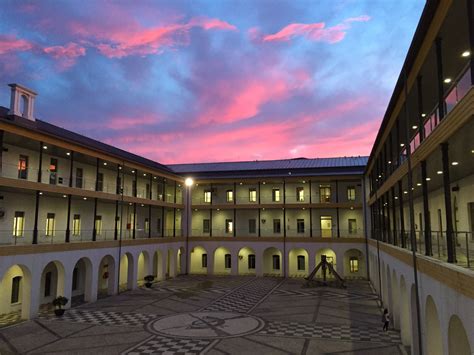 西班牙格拉纳达大学是一所历史悠久的公立大学