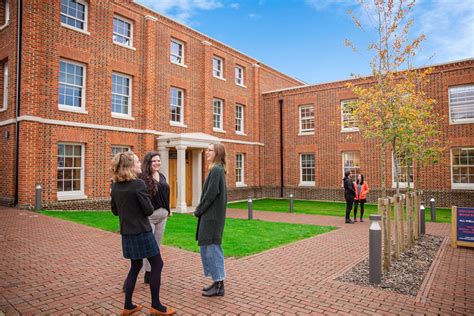 英國(guó)白金漢大學(xué)優(yōu)勢(shì)專業(yè)