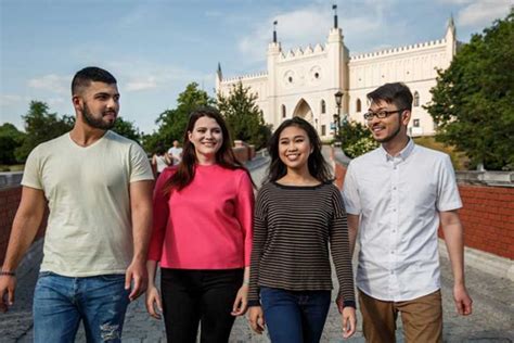 波兰留学不同阶段的申请条件和方案