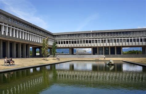 加拿大留学 西蒙弗雷泽大学是一所有着17，000位学生的中型大学