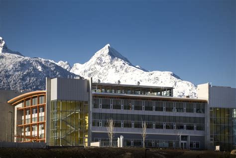 加拿大奎斯特大学简介
