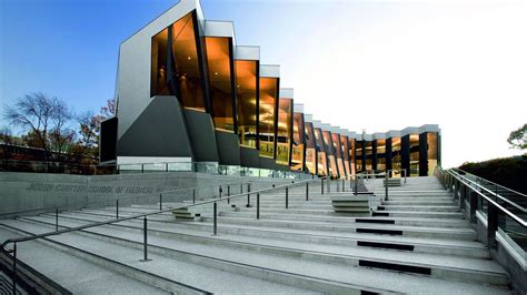 澳大利亚联邦大学是一所澳大利亚公立大学