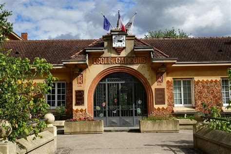 法國有哪些學(xué)?？梢陨暾?qǐng)教育類專業(yè)