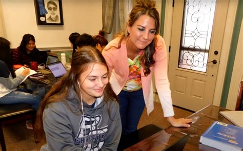 美国教皇约翰卡罗尔天主教高中是一所男女同校的中学