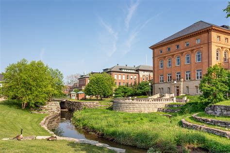 美国伊利诺伊大学厄本那香槟分校是理工翘楚