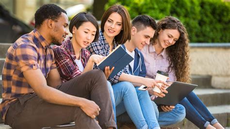 波兰留学不同阶段的申请条件和方案