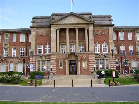 英国利兹都市大学课程设置介绍