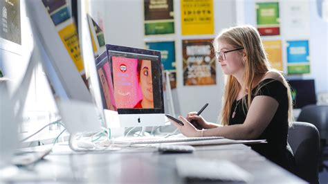 数字媒体艺术设计（设有平面设计专业方向、广告与会展专业方向）