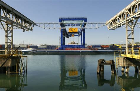 港口物流设备与自动控制