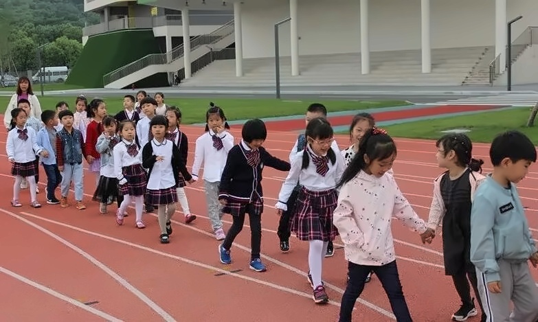 小朋友们手拉着手参观校园.jpg