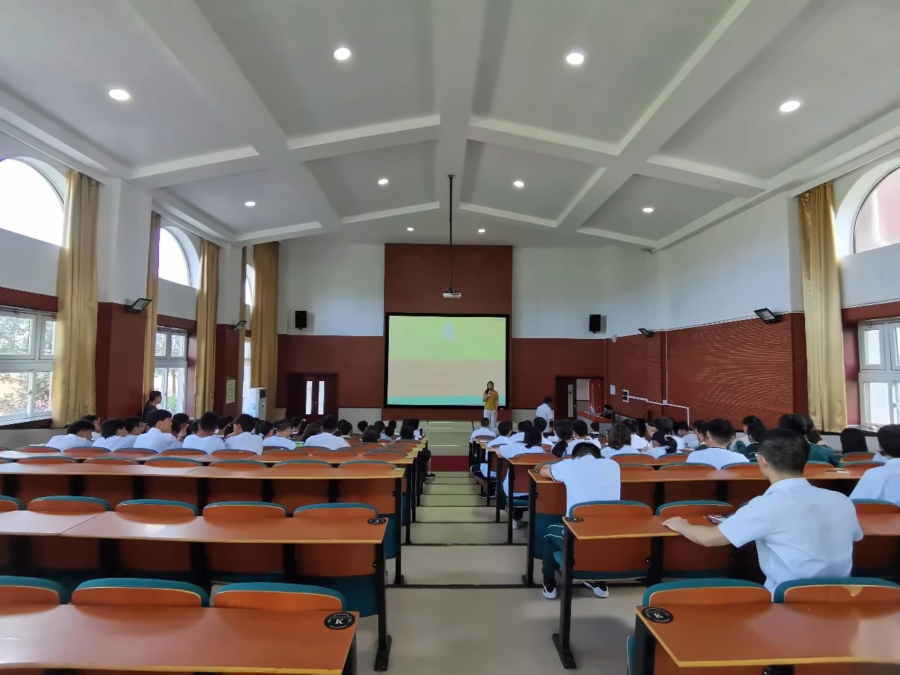 上海枫叶国际学校暑期先导班举行阅读听力专题讲座.jpg