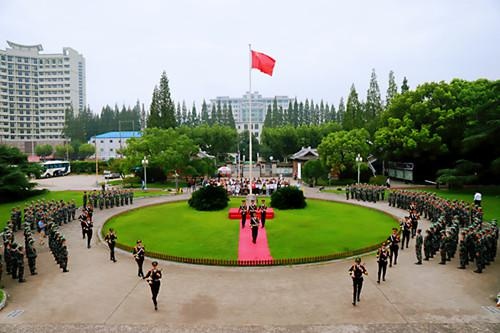 上海应用技术大学学士桥升旗仪式.jpg