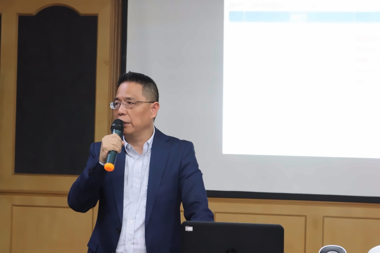 总校长黄利鸣先生.jpg