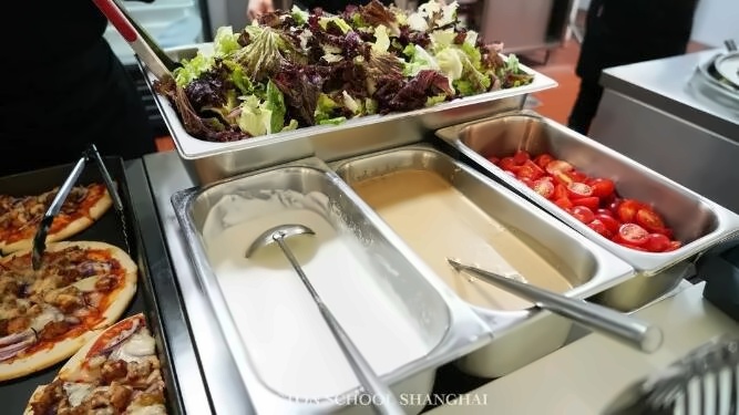 上海莱克顿学校食堂美食.jpg