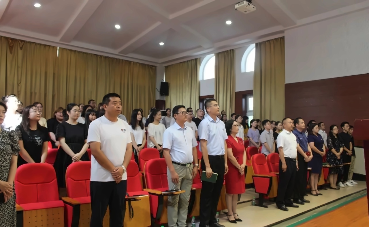 上海枫叶国际学校2020—2021学年**次员工大会.jpg