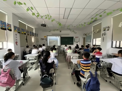 中加楓華雙語小學“垃圾分類我先行”主題班會.jpg