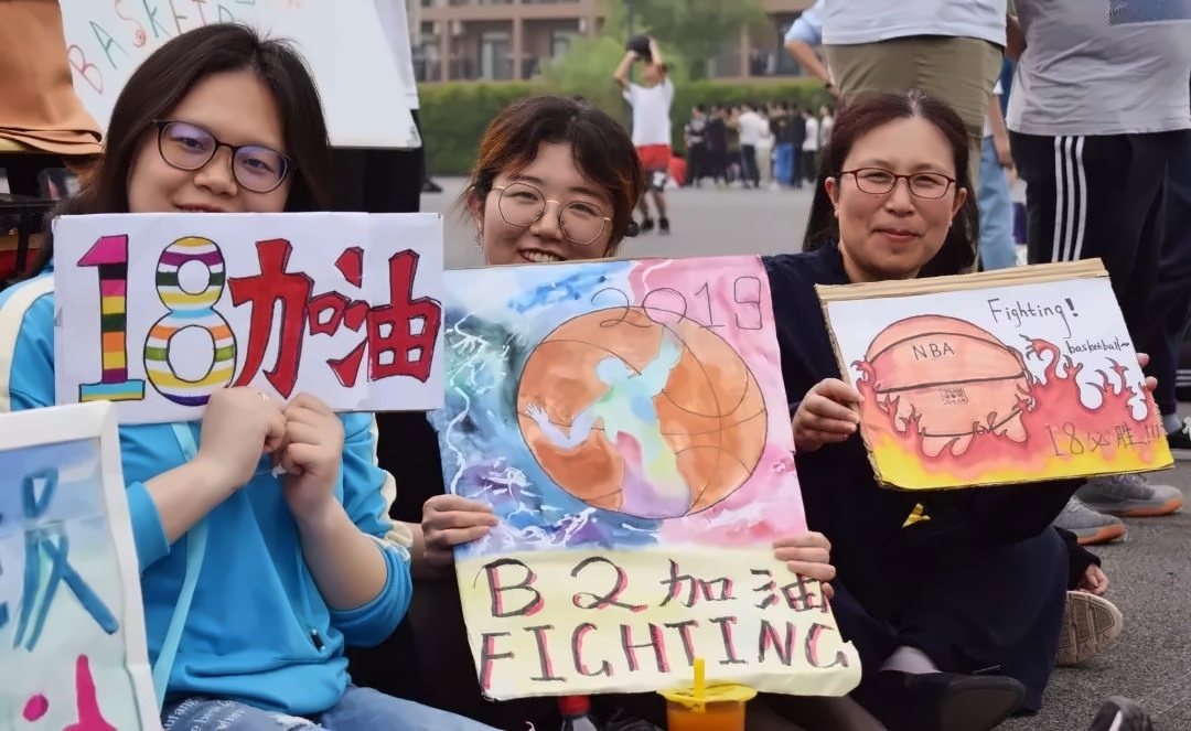 给队员加油.jpg